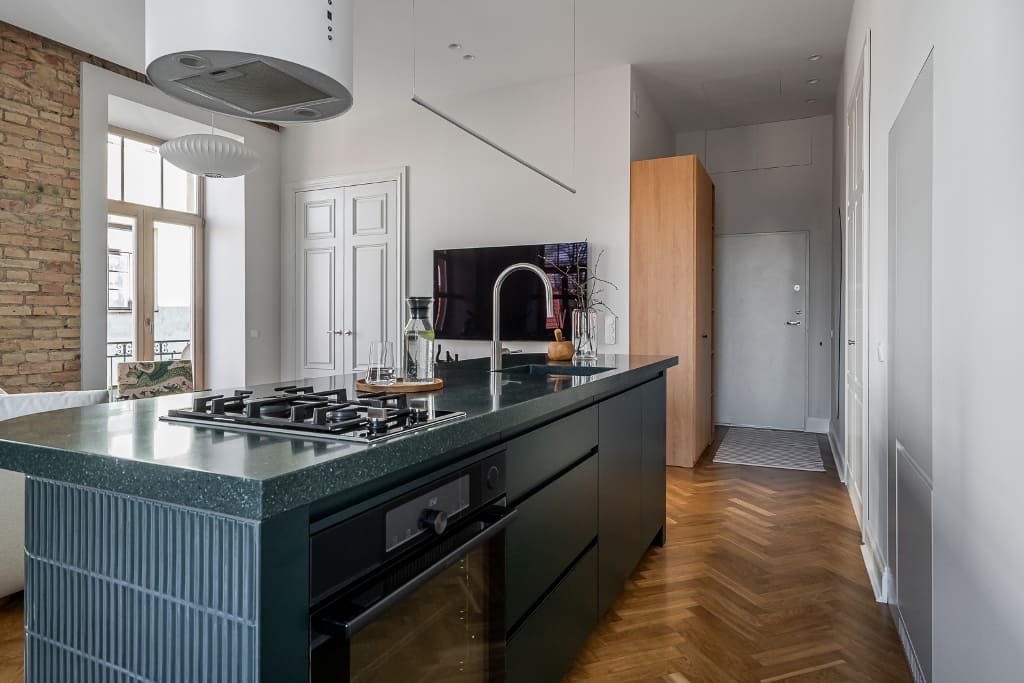 cocina en Vilna-isla de cocina como figura central